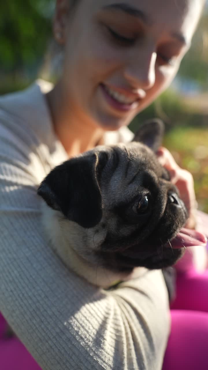 Mujer abrazando a un pug