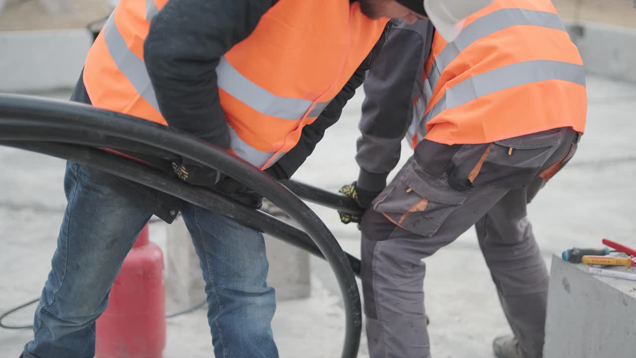 proceso de instalación de cables eléctricos en una subestación de transformadores