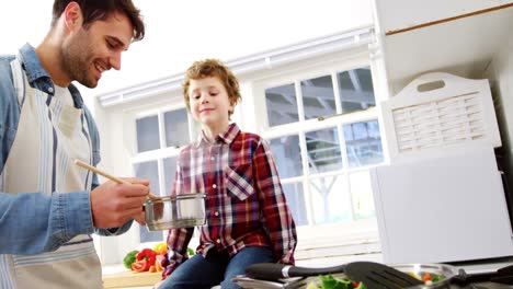 Junge-Schaut,-Während-Vater-Essen-Kocht