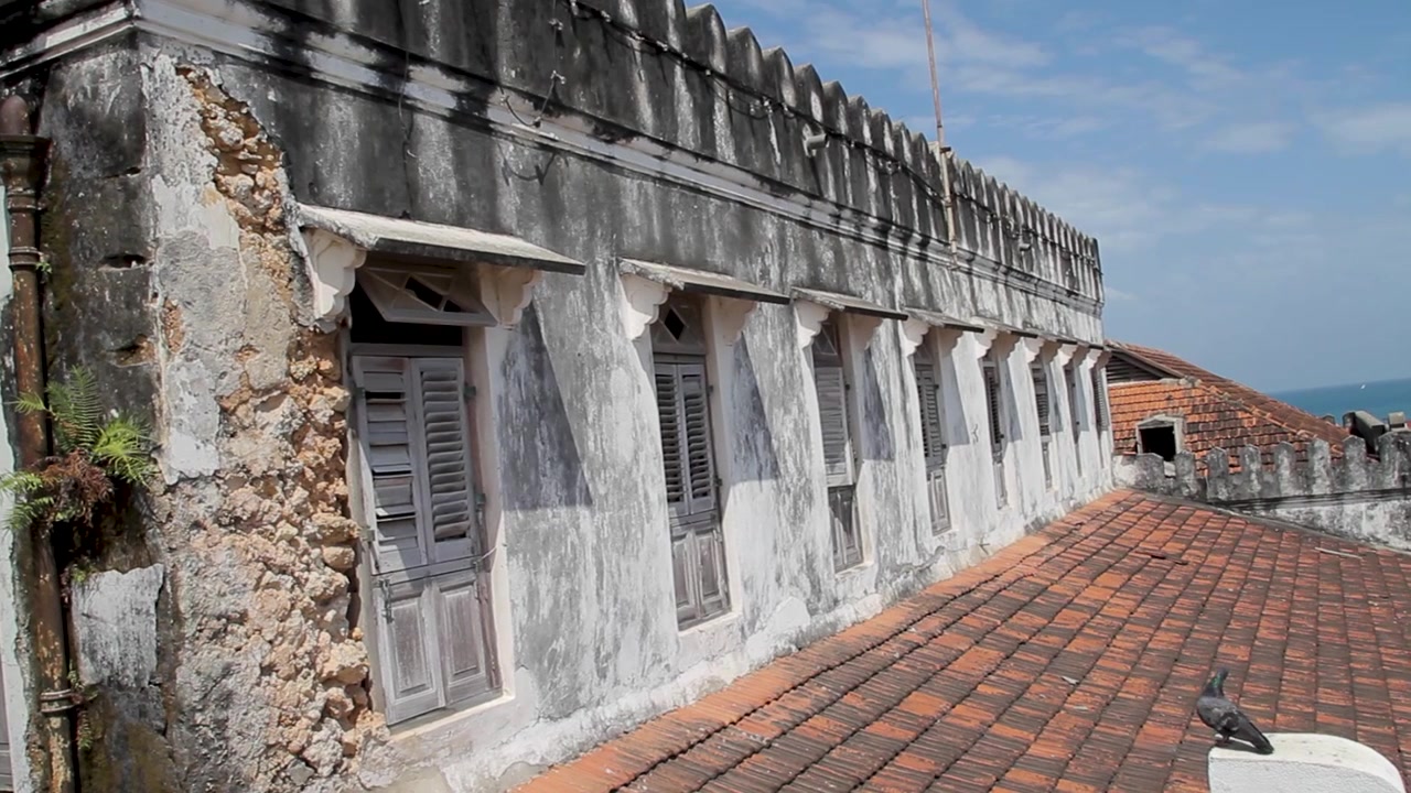 Bangunan kolonial tua dengan dinding yang lapuk dan atap genteng