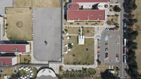 vista aérea de arriba hacia abajo bajando sobre el instituto politécnico nacional de méxico