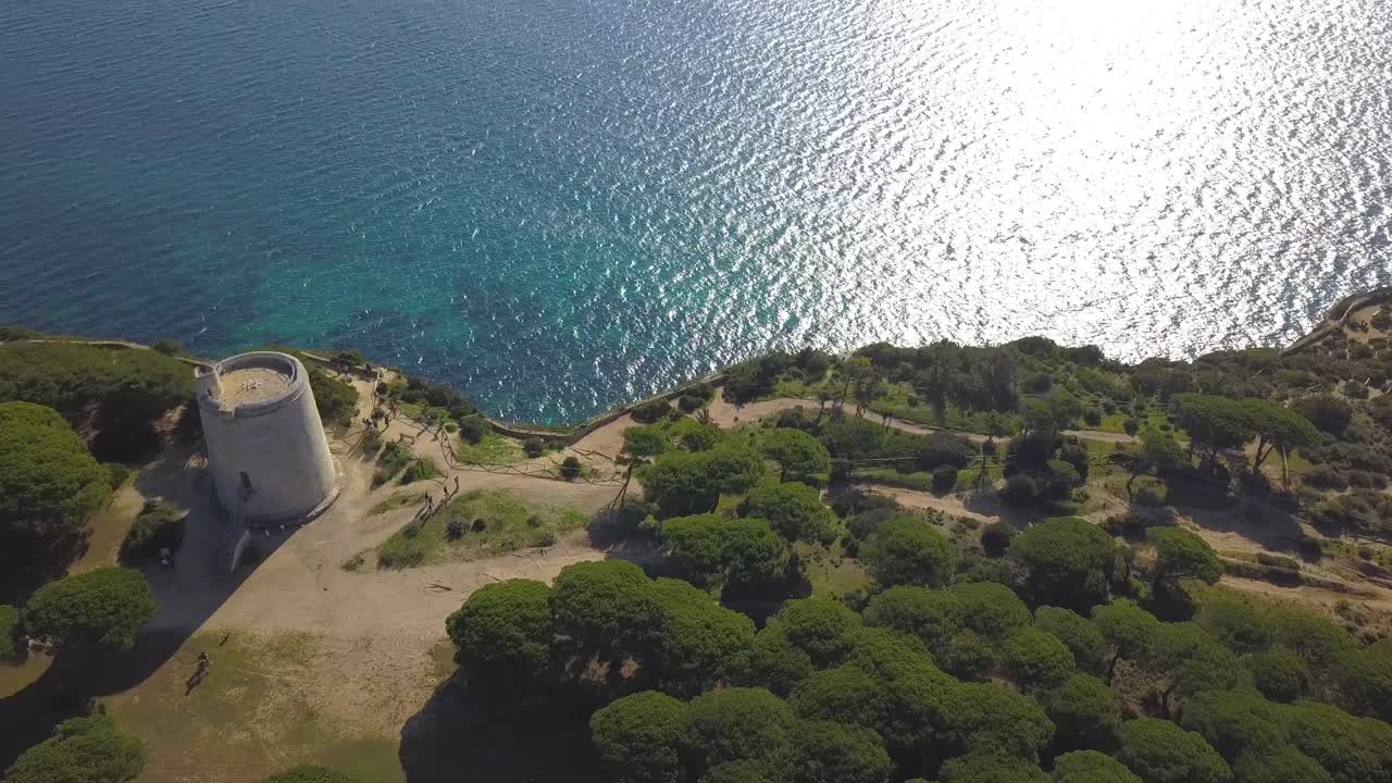 Vue aérienne d'un phare au sommet d'une falaise sur la côte méditerranéenne de l'Espagne
