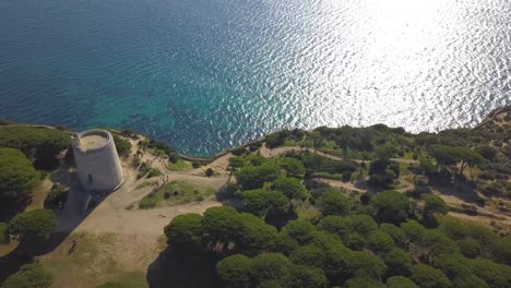 Vista-Aérea-De-Un-Faro-En-La-Cima-De-Un-Acantilado-En-La-Costa-Mediterránea-De-España