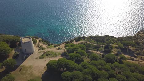 vista aérea de un faro en la cima de un acantilado en la costa mediterránea de españa
