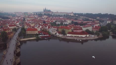 Una-Alta-Antena-Sobre-Praga,-República-Checa-Y-El-Puente-De-Carlos-2