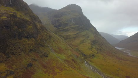 vista de pájaro del valle colgante escarpado en las tierras altas escocesas nubladas