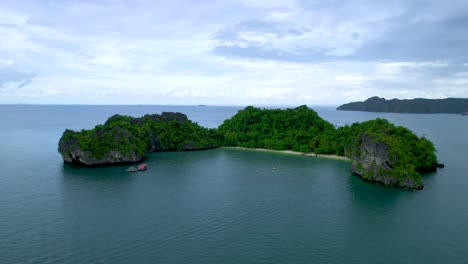 tiro giratorio de surfistas esperando en la bahía de la isla palau pasir, malasia