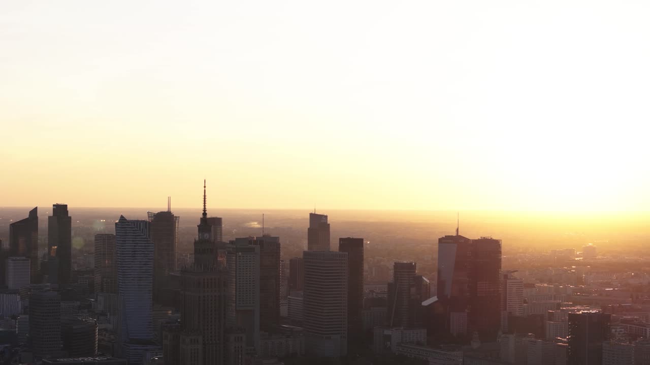 Vuelo hacia adelante y hacia arriba, vista del atardecer en la hora dorada sobre Varsovia.