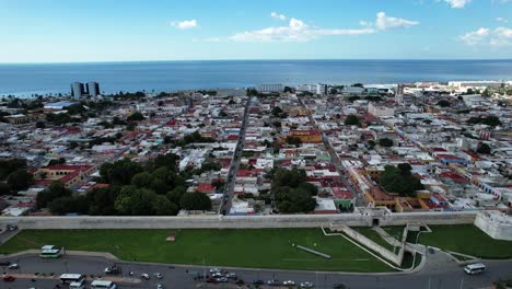 Seitliche-Drohnenaufnahme-Des-Wallgrabens-Von-Campeche