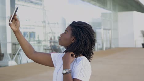 Schöne-Afroamerikanische-Frau,-Die-Ein-Selfie-Mit-Dem-Smartphone-Macht.