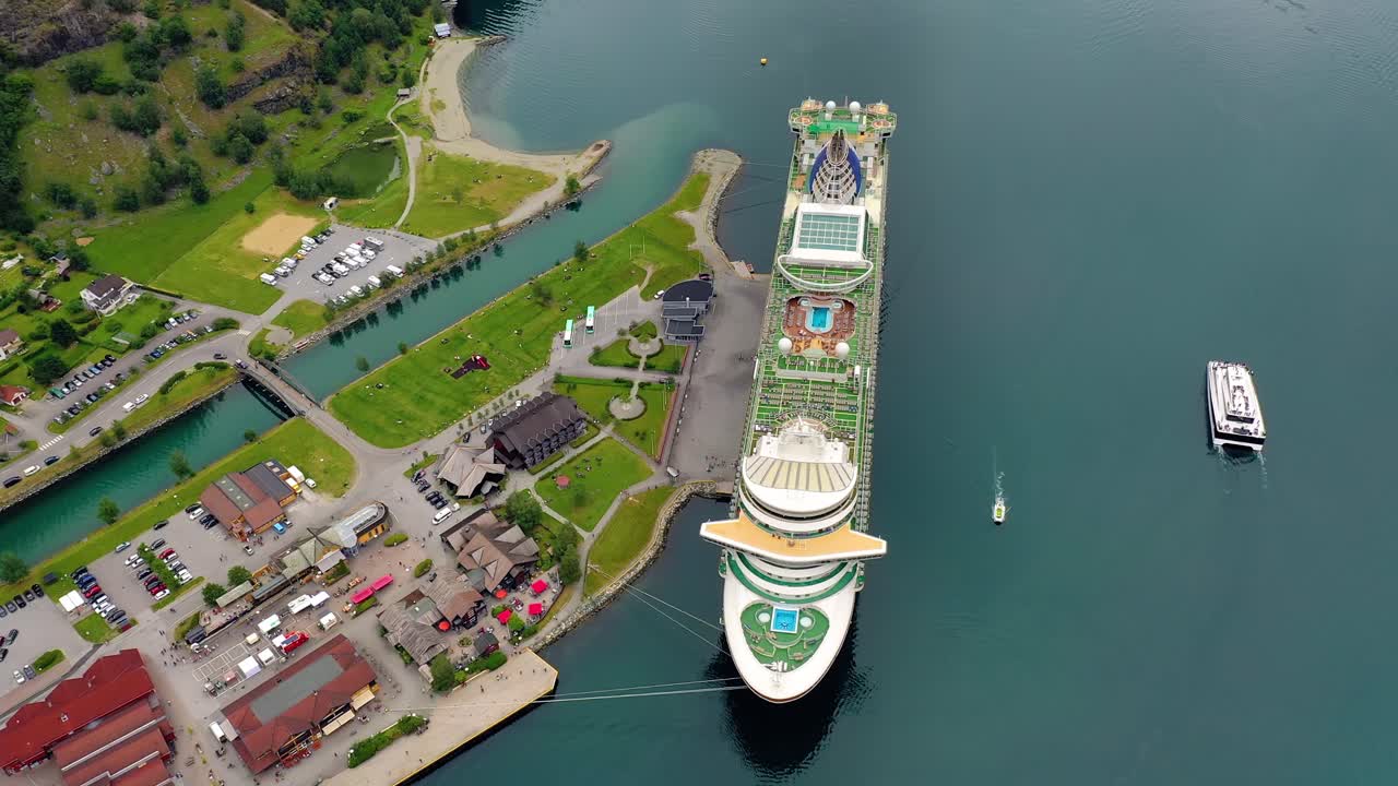 aurlandsfjord는 새벽에 불꽃의 도시입니다.