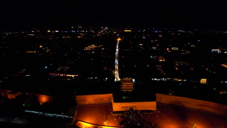 Vista-Aérea-De-La-Puerta-Sur-Iluminada-Y-La-Ciudad-Amurallada-Por-La-Noche