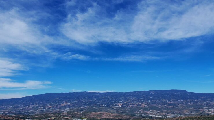 Experimenta la cautivadora belleza de Villa de Leyva mientras las majestuosas montañas que rodean el pueblo se envuelven en una fascinante danza de nubes.