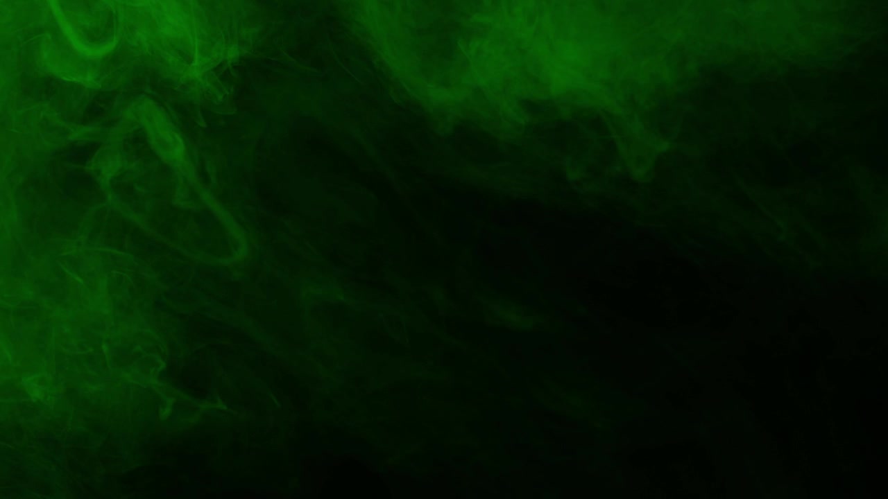 Realistisk grøn røg eller tåge driver og hvirvler på en sort baggrund. Ideel til overlejringer, special effects og til at skabe en mystisk, giftig eller magisk atmosfære.
