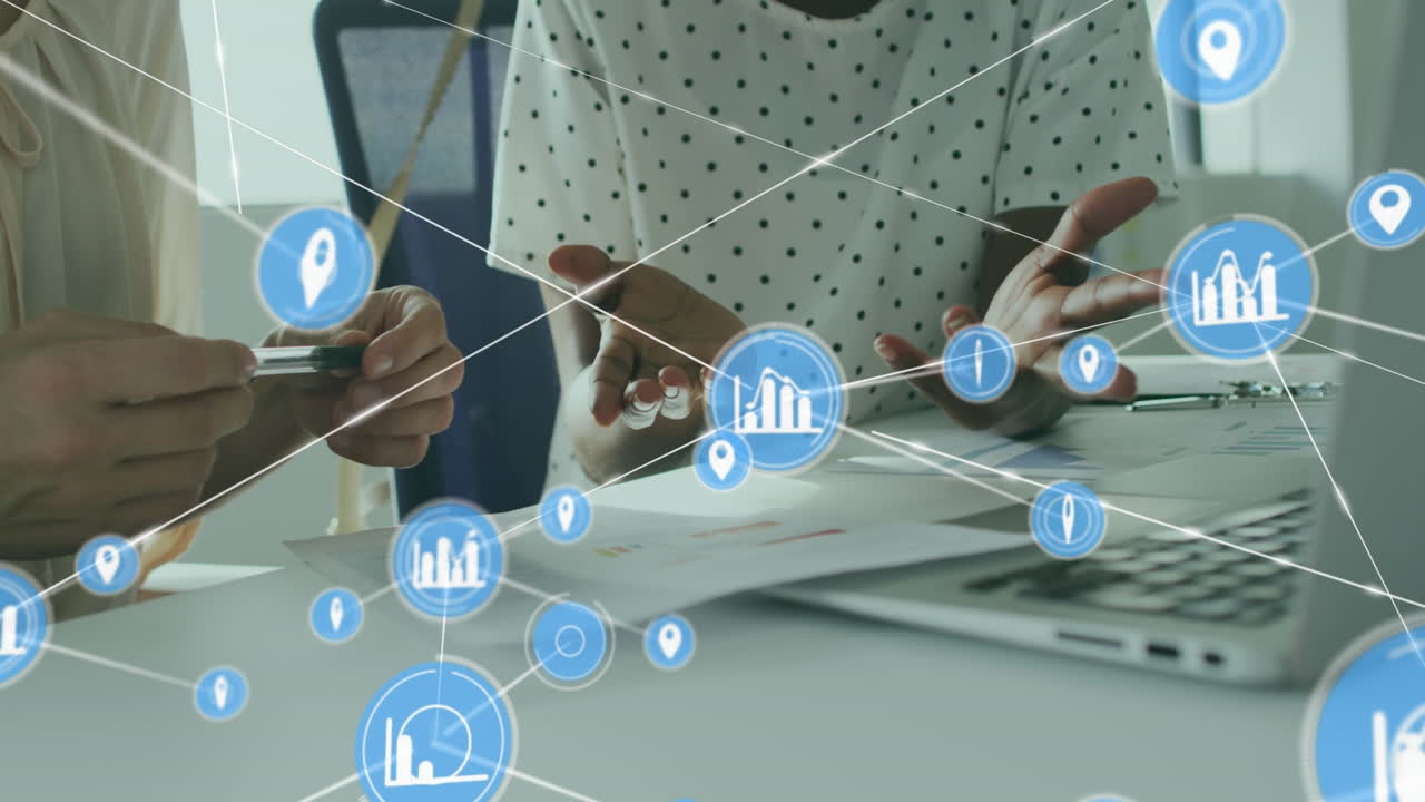 animación de iconos conectados, sección media de diversas trabajadoras que discuten informes en la oficina