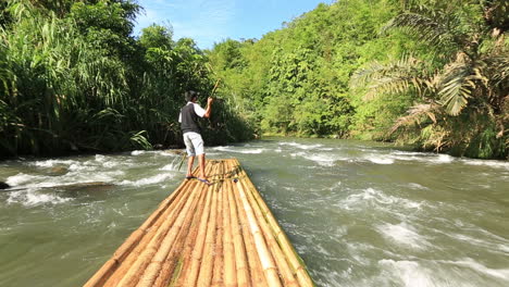 rafting en bambú en la jungla de kalimantan