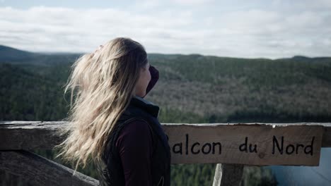 mujer caucásica en el balcon du nord con vistas al paisaje natural en saint-come, quebec, canadá