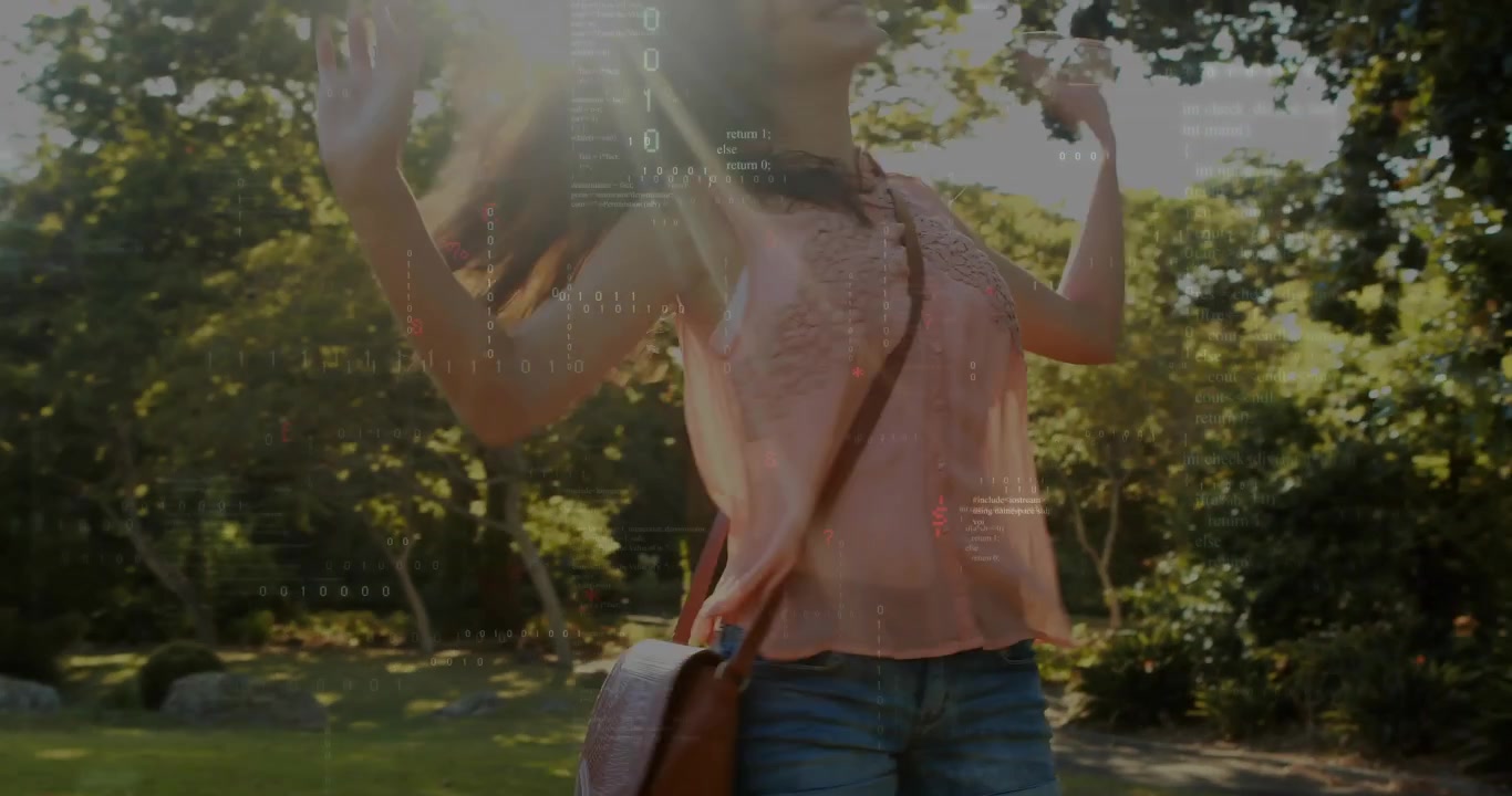Donna con borsa che entra in una radura erbosa spazzolandosi i capelli, con sovrapposizione animata di raggi solari per una pubblicità di moda