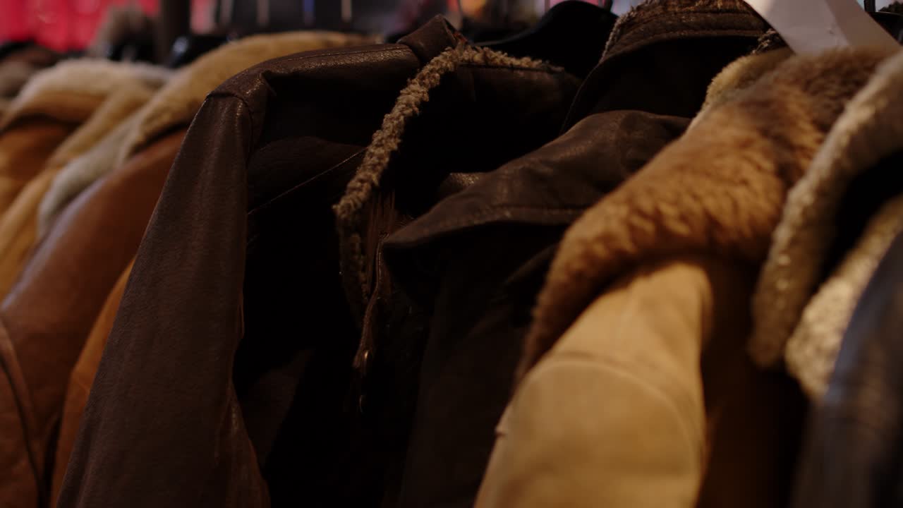 모피 코트 와 재 ⁇  은 중고 의류 가게 에서 판매 하기 위해 매달려 있다