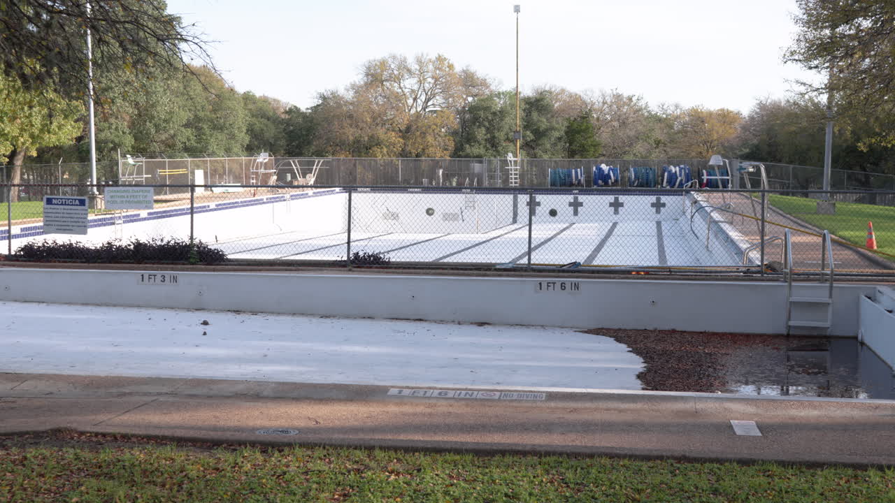 아름다운 빛 속 에 있는  비어 있는 야외 수영장