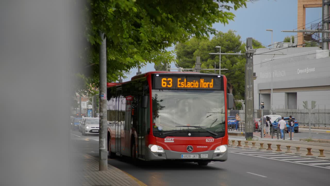 빨간색 시내 버스가 팔마 드 마요르카의 거리에서 운전하고 있다
