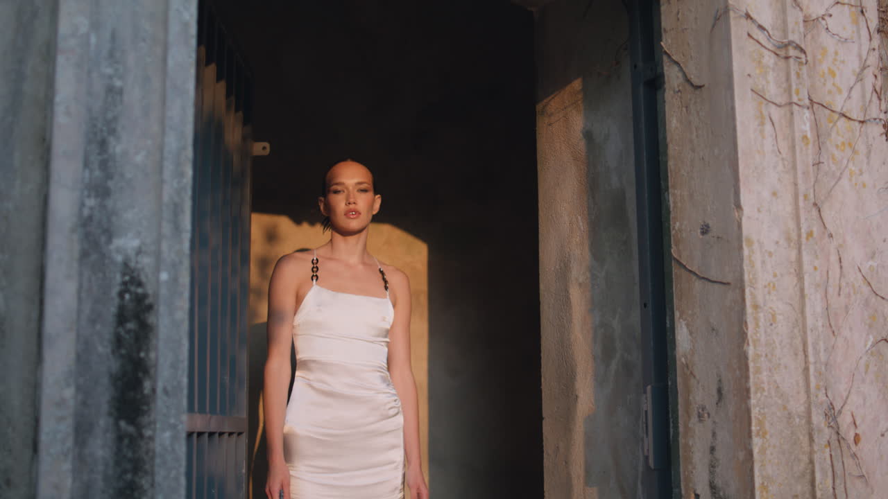 드레스를 입고 고대 궁전에서 걸어다니는 화려한 여성. 화려한 여자가 포즈를 취하고 있습니다.