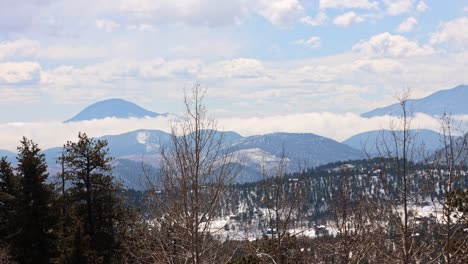 Niedrige-Wolken-Bilden-Sich-Während-Eines-Zeitraffers-Im-Frühling-Mit-Schnee-Auf-Dem-Boden-Und-Sehen-Die-Wildnis-Des-Lost-Creek-Und-Den-Grünen-Berg-Im-Pike-National-Forest-In-Den-Rock-Mountains,-Colorado,-USA