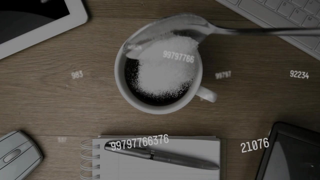 Colher de metal inclinando e derramando açúcar sobre uma xícara de café central, números mudando para mostrar dados