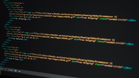 el desarrollador está navegando por el código html en la pantalla de la computadora