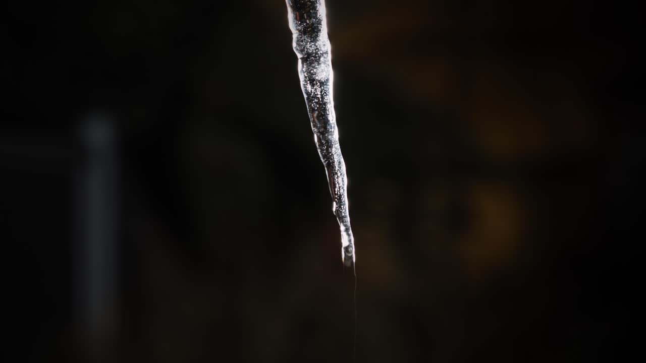 временная последовательность растущей сосульки на фоне черного фона