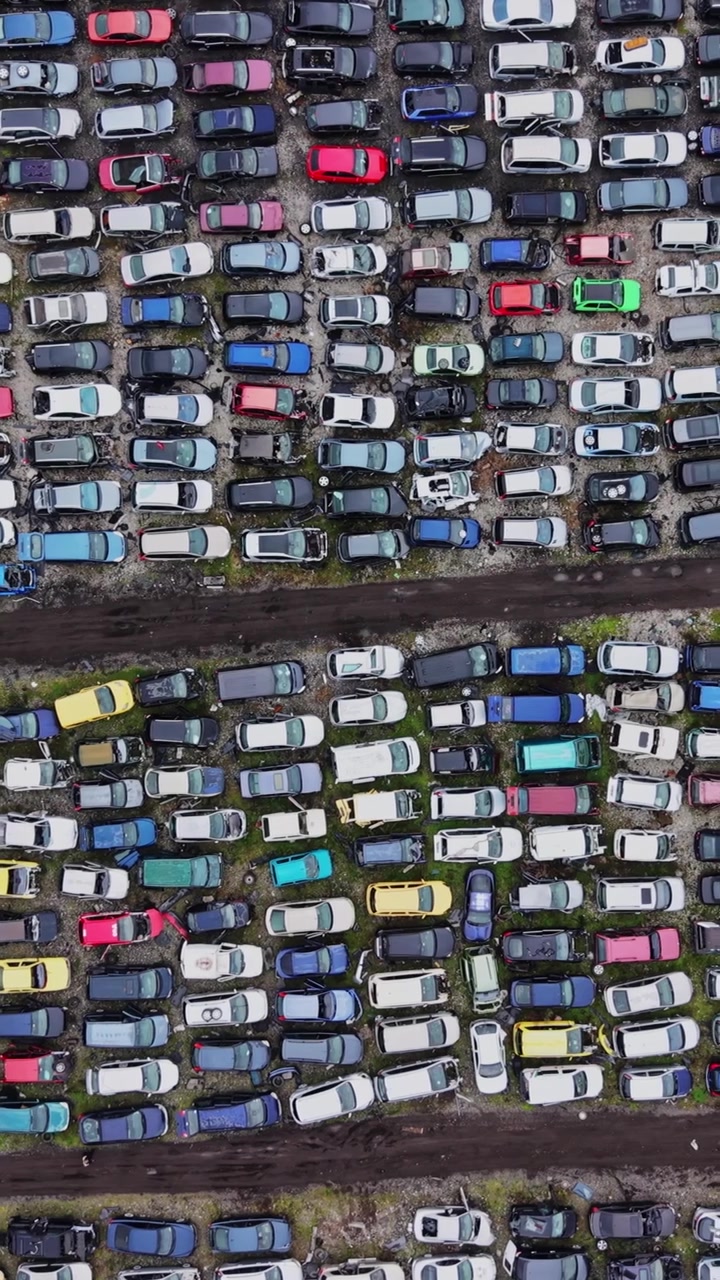 Mange biler parkeret på en losseplads i løbet af dagen i en by