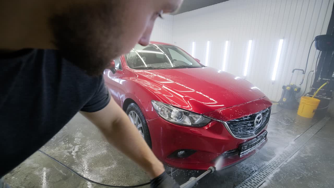 자동차 세탁: 거품과 고압 물로 청소.