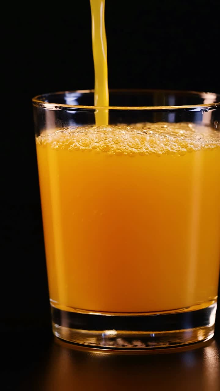 el jugo se vierte en un vaso
