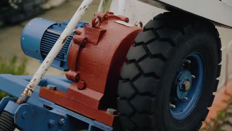 the mechanism that drives the ferris wheel. the rubber wheel rotates the mechanism by means of an electric motor