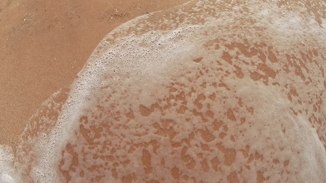 모래에 쓰여진 서핑 글자는 바다 물을 어 버립니다.