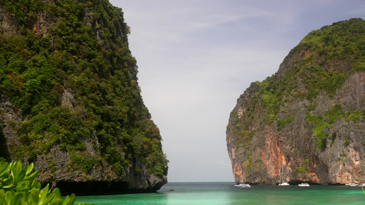 Maya Bay Phi Phi Thailandia, acqua turchese, ripresa panoramica