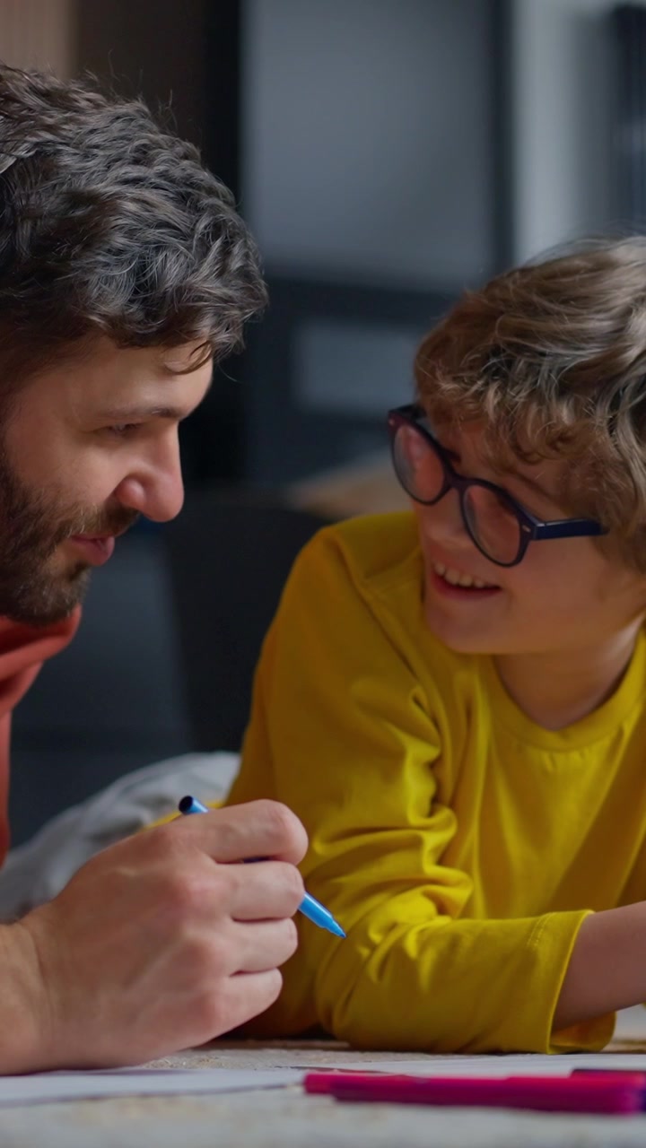 Padre e figlio che disegnano e imparano insieme a casa