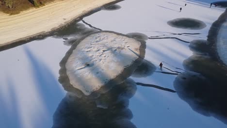 Patinaje-Sobre-Hielo-En-Un-Lago-En-Los-Países-Bajos