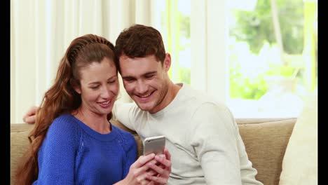 Pareja-Joven-Sonriente-Tomando-Un-Selfie