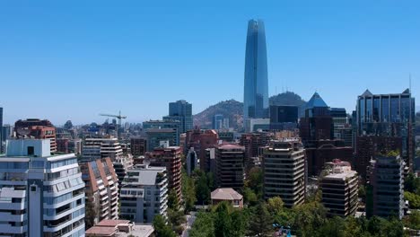 Toma-Aérea-Ascendente-Y-Hacia-Adelante-En-El-Distrito-Turístico