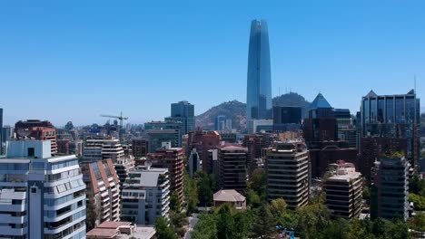 toma aérea ascendente y hacia adelante en el distrito turístico