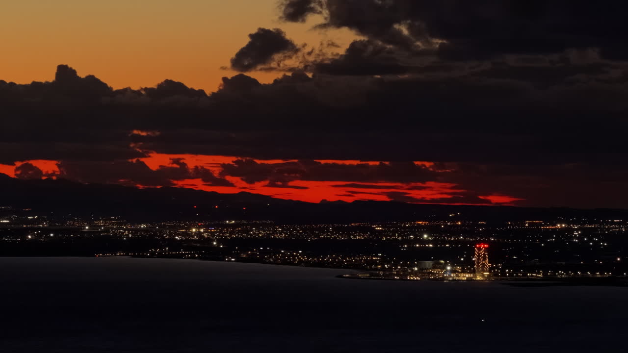 Vue aérienne par drone du littoral d'Ayia Napa avec les lumières de la ville commençant à apparaître au crépuscule. Chypre.