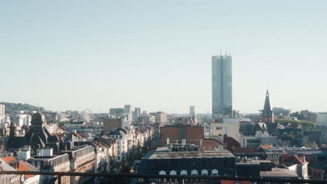 Vista-Desde-Una-Azotea-Sobre-El-Horizonte-De-Bruselas-Alrededor-Del-área-De-La-Estación-Sur-De-Bruselas,-Más-Conocida-Como-La-Gira-Du-Midi-Bruxelles