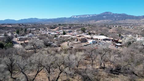 Aerial-approaching-cottonwood-arizona-in-4k