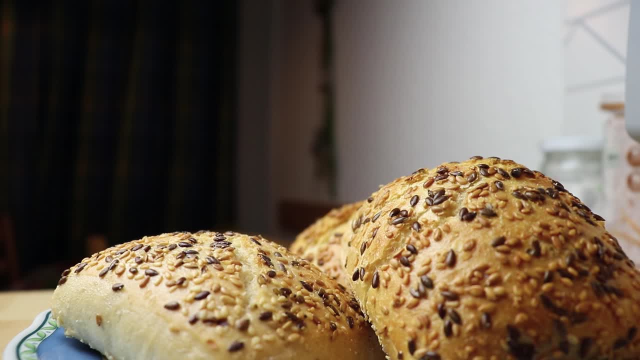 테이블에 빵의 초점을 당기다 - 다시 샷을 당겨