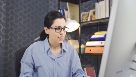 una mujer de negocios sonriente trabaja en la oficina.