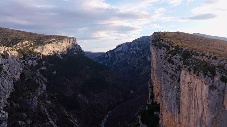 Vista aérea de trailer estacionado perto de falésias ao nascer do sol no Desfiladeiro de Verdon, sul da França