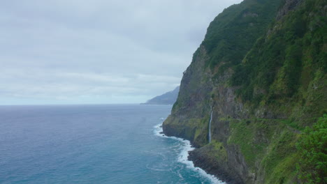 miradouro do véu da noiva madeira línea costera cascada panorama montaña con olas cielo océano, playa