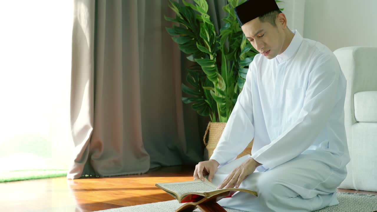 아시아의 무슬림 남자가 집에서 기도하고 드리고 있습니다.