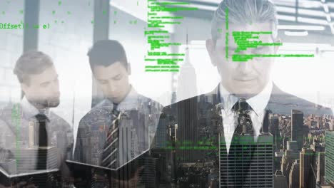 hombres de negocios y códigos de programas